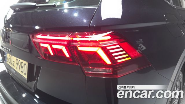 Volkswagen Tiguan Allspace 2.0 TSI Prestige 2023 — фото 23