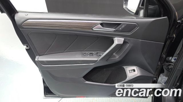 Volkswagen Tiguan Allspace 2.0 TSI Prestige 2023 — фото 24