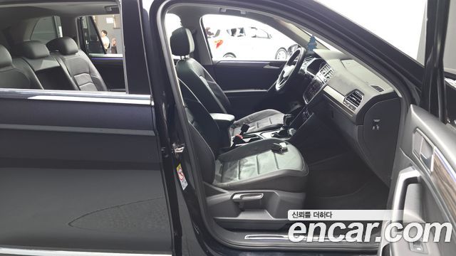 Volkswagen Tiguan Allspace 2.0 TSI Prestige 2023 — фото 26