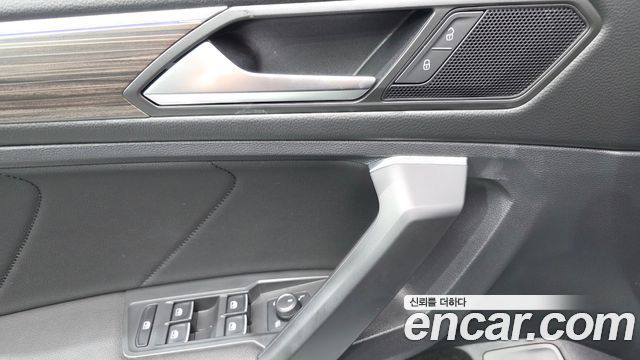 Volkswagen Tiguan Allspace 2.0 TSI Prestige 2023 — фото 29