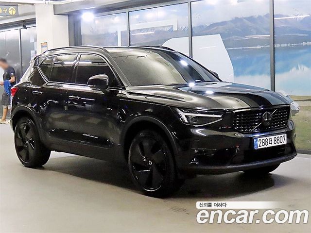 Volvo XC40 B4 Black Edition 2025 — фото 1
