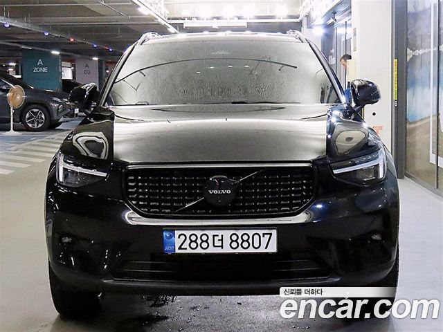 Volvo XC40 B4 Black Edition 2025 — фото 2