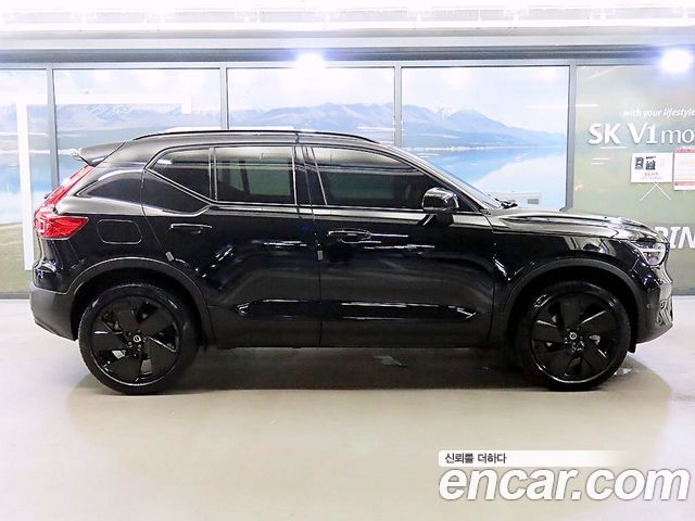Volvo XC40 B4 Black Edition 2025 — фото 3