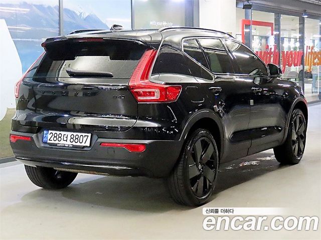 Volvo XC40 B4 Black Edition 2025 — фото 4