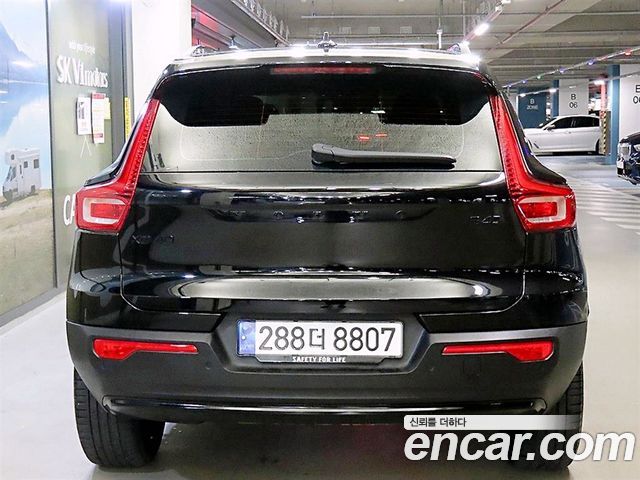 Volvo XC40 B4 Black Edition 2025 — фото 5