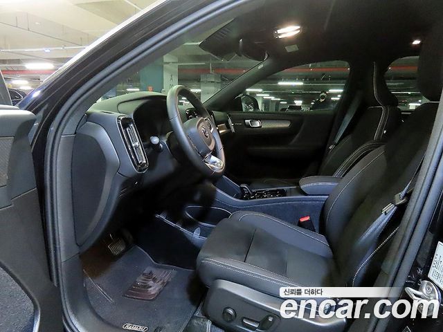 Volvo XC40 B4 Black Edition 2025 — фото 6