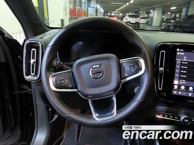 Volvo XC40 B4 Black Edition 2025 — фото 8