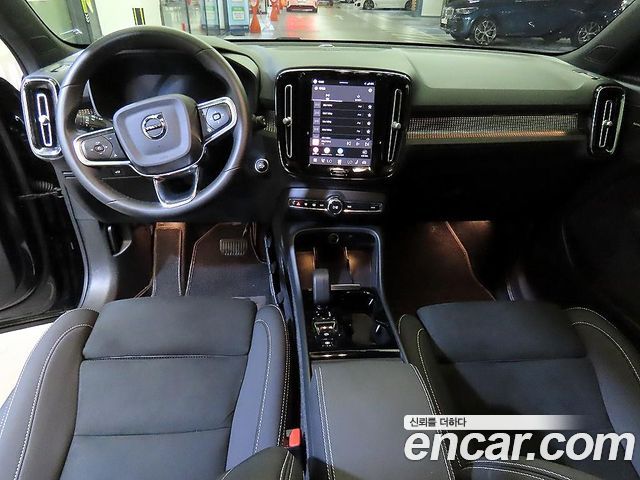 Volvo XC40 B4 Black Edition 2025 — фото 10