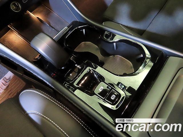 Volvo XC40 B4 Black Edition 2025 — фото 16