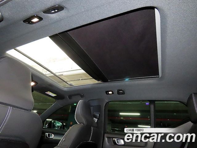 Volvo XC40 B4 Black Edition 2025 — фото 19