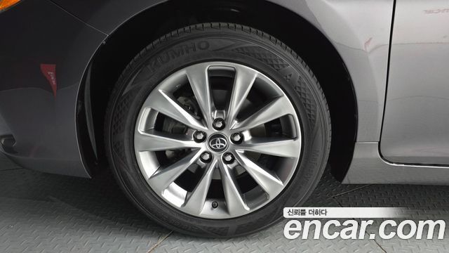 Toyota Camry 2.5 XLE 2016 — фото 5