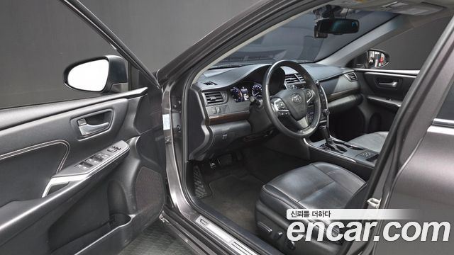 Toyota Camry 2.5 XLE 2016 — фото 10