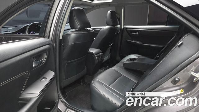 Toyota Camry 2.5 XLE 2016 — фото 11