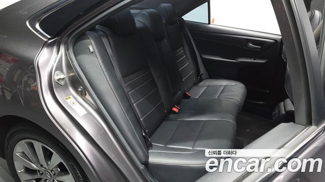 Toyota Camry 2.5 XLE 2016 — фото 12