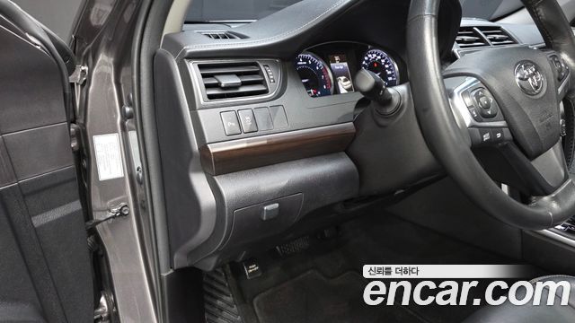 Toyota Camry 2.5 XLE 2016 — фото 13