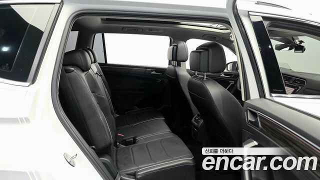 Volkswagen Tiguan Allspace 2.0 TSI Prestige 2023 — фото 16