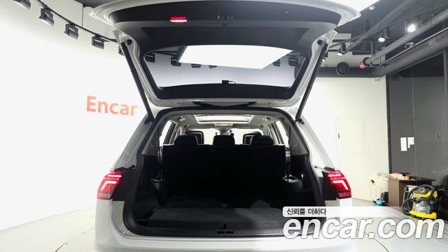 Volkswagen Tiguan Allspace 2.0 TSI Prestige 2023 — фото 23