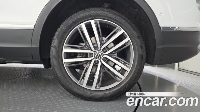 Volkswagen Tiguan Allspace 2.0 TSI Prestige 2023 — фото 27