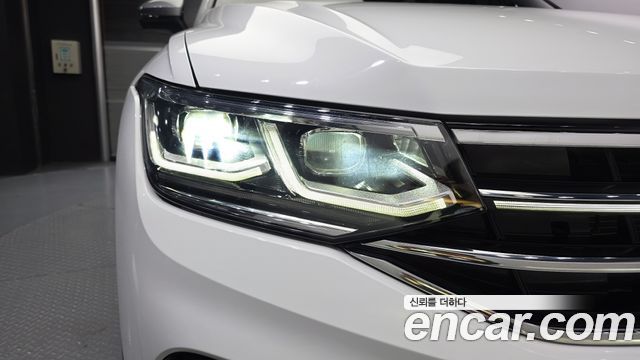 Volkswagen Tiguan Allspace 2.0 TSI Prestige 2023 — фото 28