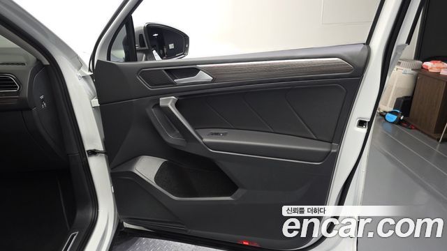 Volkswagen Tiguan Allspace 2.0 TSI Prestige 2023 — фото 30
