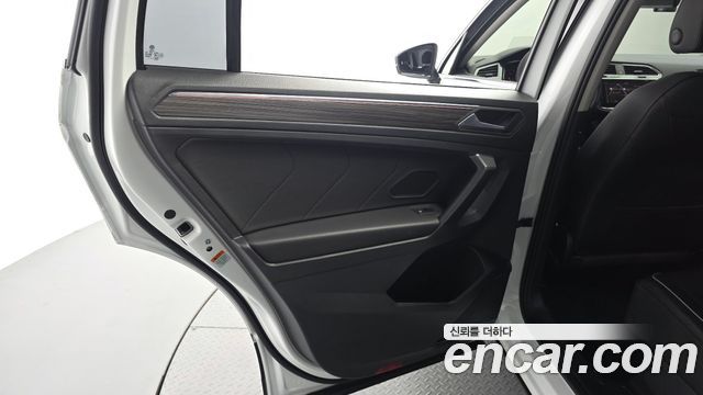 Volkswagen Tiguan Allspace 2.0 TSI Prestige 2023 — фото 31
