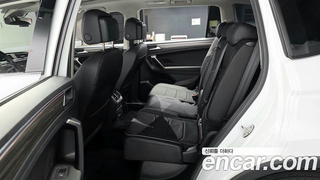 Volkswagen Tiguan Allspace 2.0 TSI Prestige 2023 — фото 32