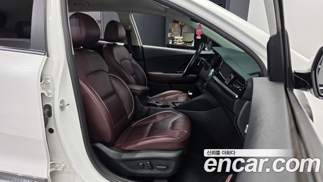 Kia Niro 1.6 HEV Signature 2022 — фото 11
