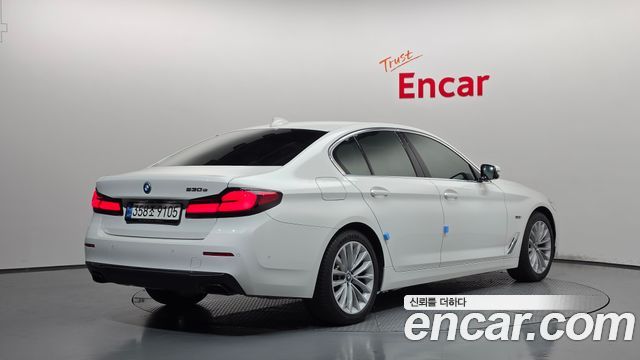 BMW 5 Series (G30) 530e Luxury 2022 — фото 2