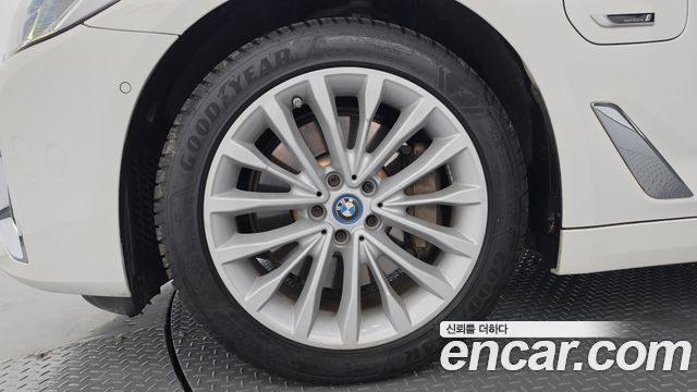 BMW 5 Series (G30) 530e Luxury 2022 — фото 5