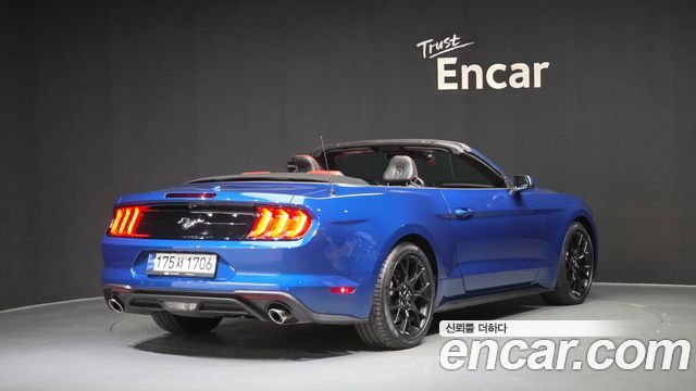 Ford Mustang Convertible 2023 — фото 2