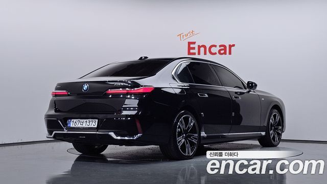 BMW 7 Series (G70) 750e xDrive M Sport 2023 — фото 2