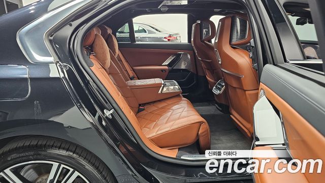 BMW 7 Series (G70) 750e xDrive M Sport 2023 — фото 11