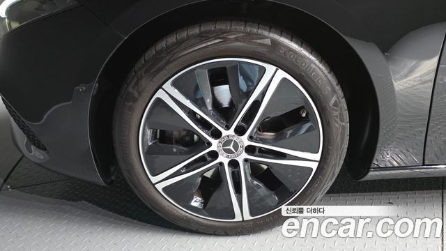 Mercedes-Benz A-Class (W177) A220 Sedan 2025 — фото 5