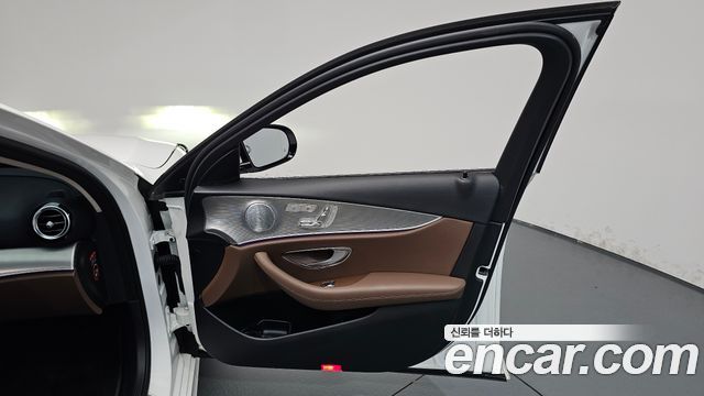 Mercedes-Benz E-Class (W213) E300 AMG Line 2018 — фото 24