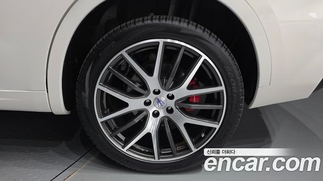Maserati Levante 3.0 AWD GranSport 2019 — фото 27
