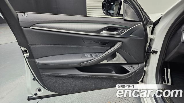 BMW 5 Series (G30) 520i M Sport 2023 — фото 24