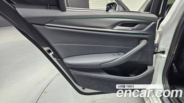 BMW 5 Series (G30) 520i M Sport 2023 — фото 25