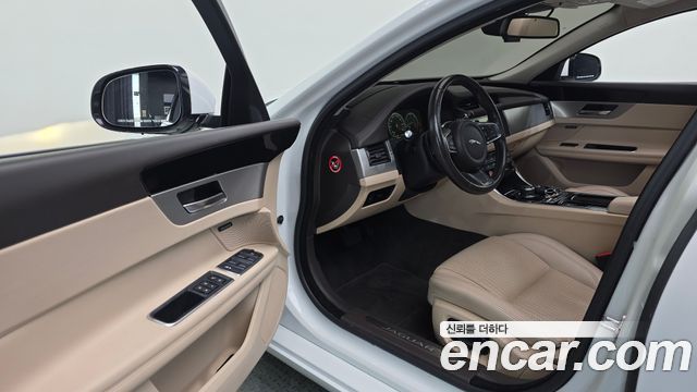Jaguar XF (X260) 20d Prestige AWD 2018 — фото 17