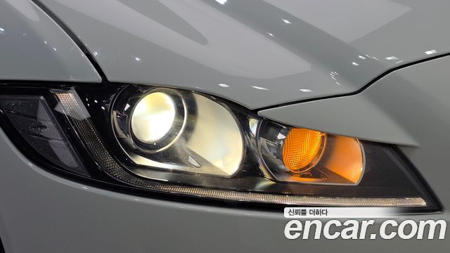 Jaguar XF (X260) 20d Prestige AWD 2018 — фото 28