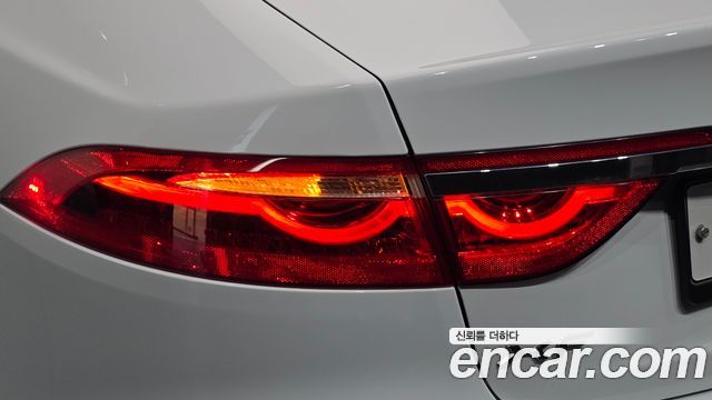 Jaguar XF (X260) 20d Prestige AWD 2018 — фото 29