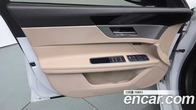 Jaguar XF (X260) 20d Prestige AWD 2018 — фото 30
