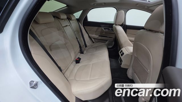 Jaguar XF (X260) 20d Prestige AWD 2018 — фото 38