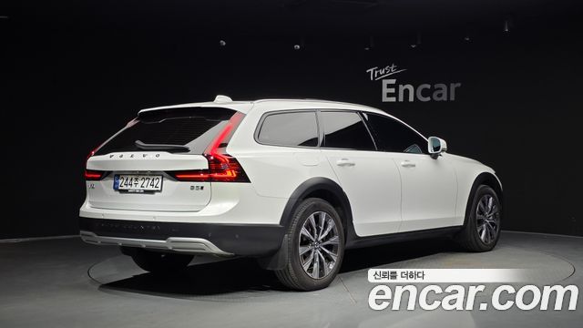 Volvo V90 Cross Country B5 Ultimate AWD 2024 — фото 2