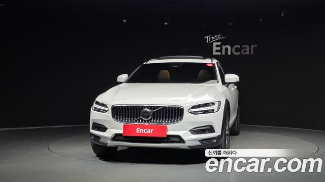Volvo V90 Cross Country B5 Ultimate AWD 2024 — фото 3