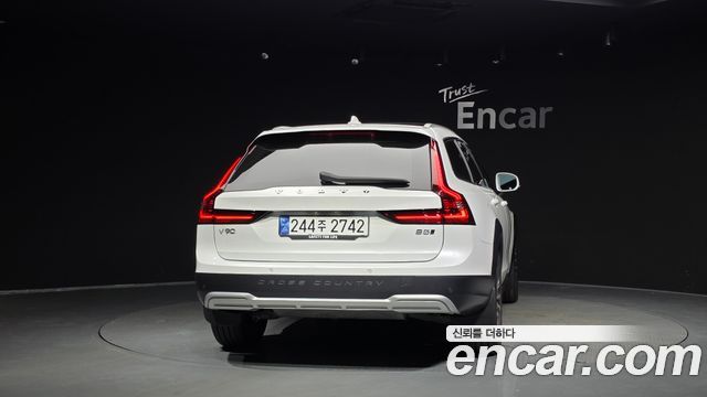 Volvo V90 Cross Country B5 Ultimate AWD 2024 — фото 4