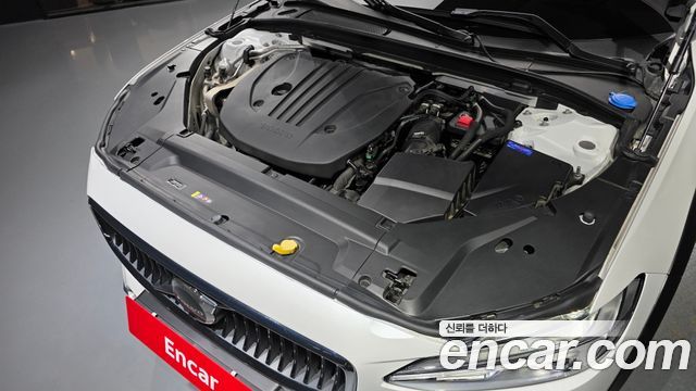 Volvo V90 Cross Country B5 Ultimate AWD 2024 — фото 6