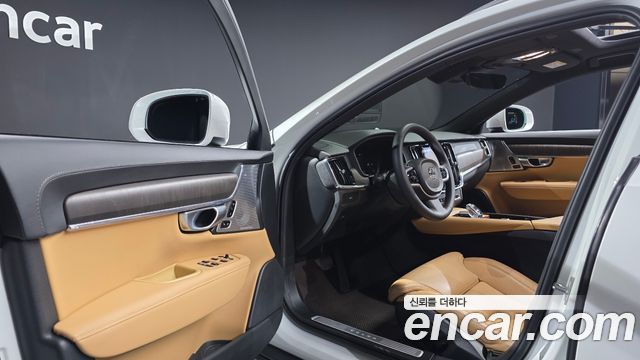 Volvo V90 Cross Country B5 Ultimate AWD 2024 — фото 10