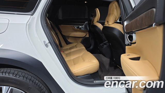 Volvo V90 Cross Country B5 Ultimate AWD 2024 — фото 11