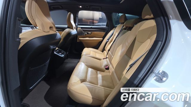 Volvo V90 Cross Country B5 Ultimate AWD 2024 — фото 12