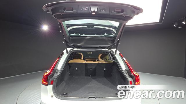 Volvo V90 Cross Country B5 Ultimate AWD 2024 — фото 17